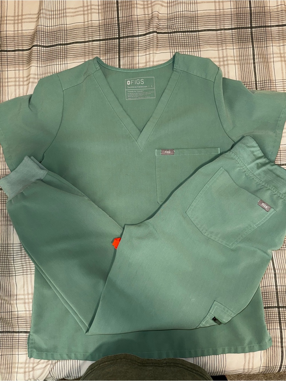 FIGS women Scrub Set in Teal